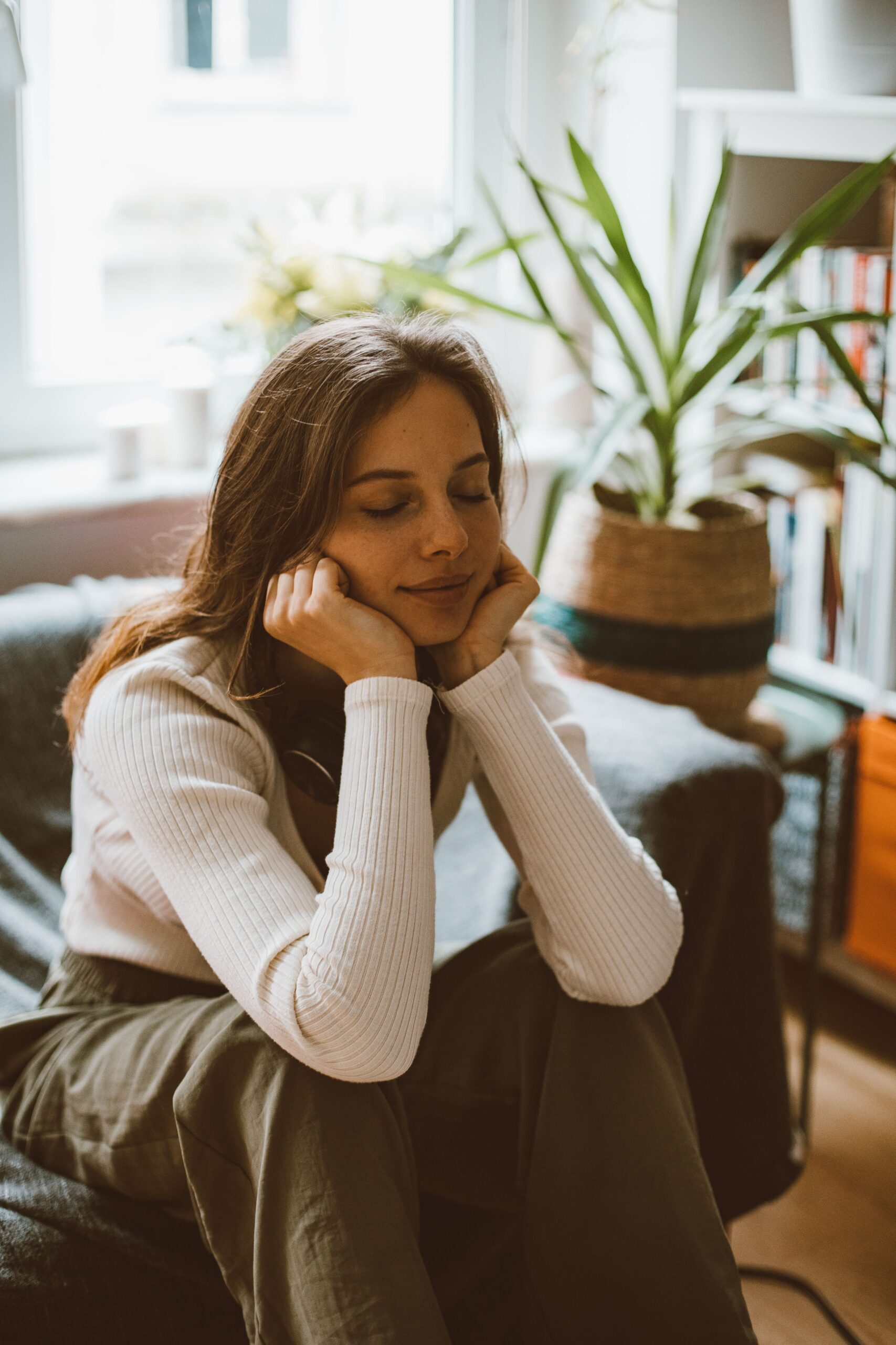 Therapist providing bipolar disorder treatment at Tides Mental Health in Chicago