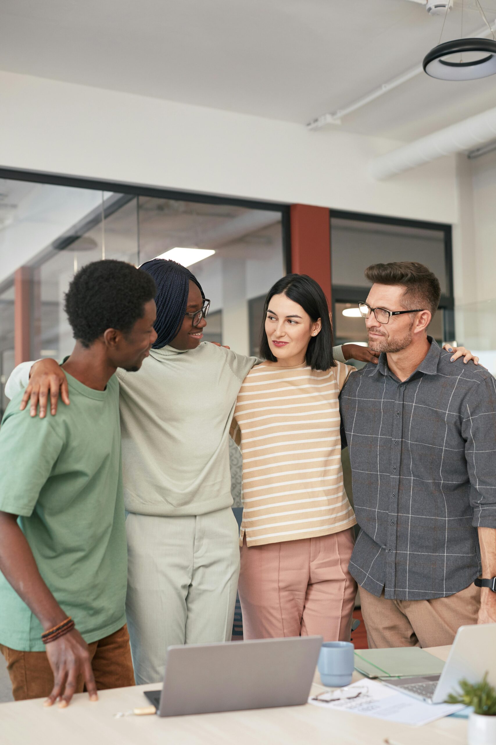 Diverse clients served by Tides Mental Health psychodynamic therapy in Chicago